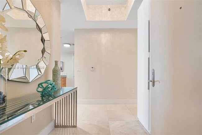 Foto del edificio - 15811 Collins Ave