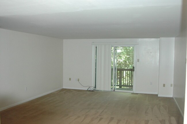 Sala de estar con terraza - 621 Windsor Ave