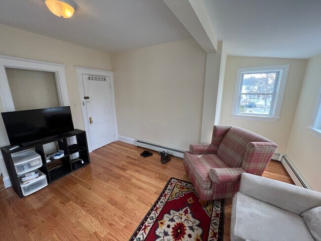 Building Photo - 9-11 Burnham St