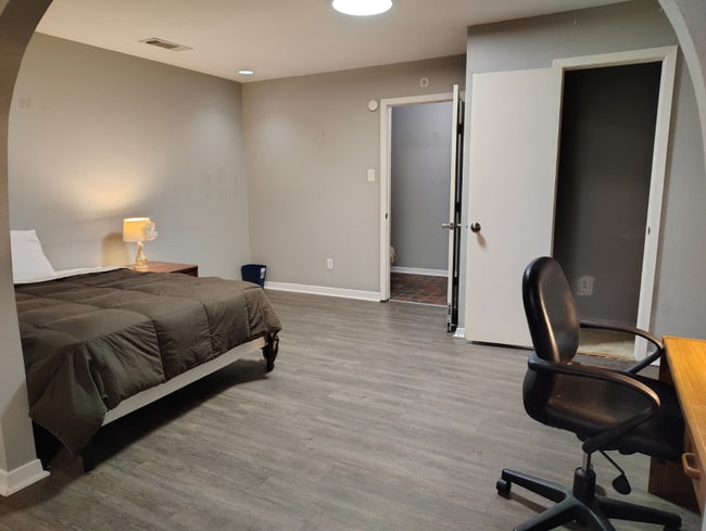 Building Photo - 6172 Whitman Ave