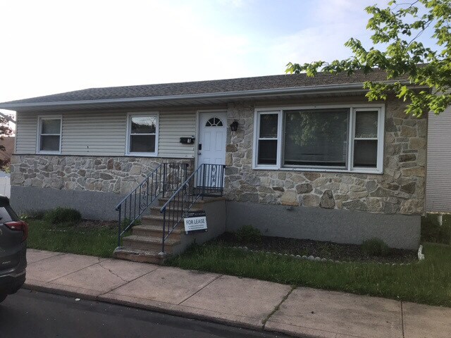 Primary Photo - AVAILABLE NOW! - 1 West Garfield Street, M...