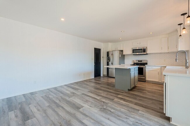 Building Photo - Ready to Move In - Two Bedrooms/2 Baths/2 ...