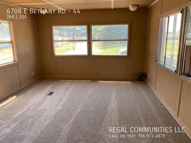 Building Photo - 2 Bed 2 Bath Recently Remodeled Home For S...