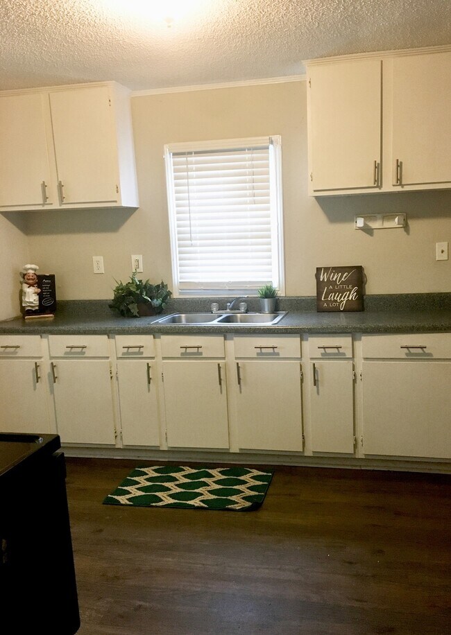 Foto del edificio - SPACIOUS 2 BED HOUSE!  If there was a picture of QUAINT in the dictionary, this house would be it.