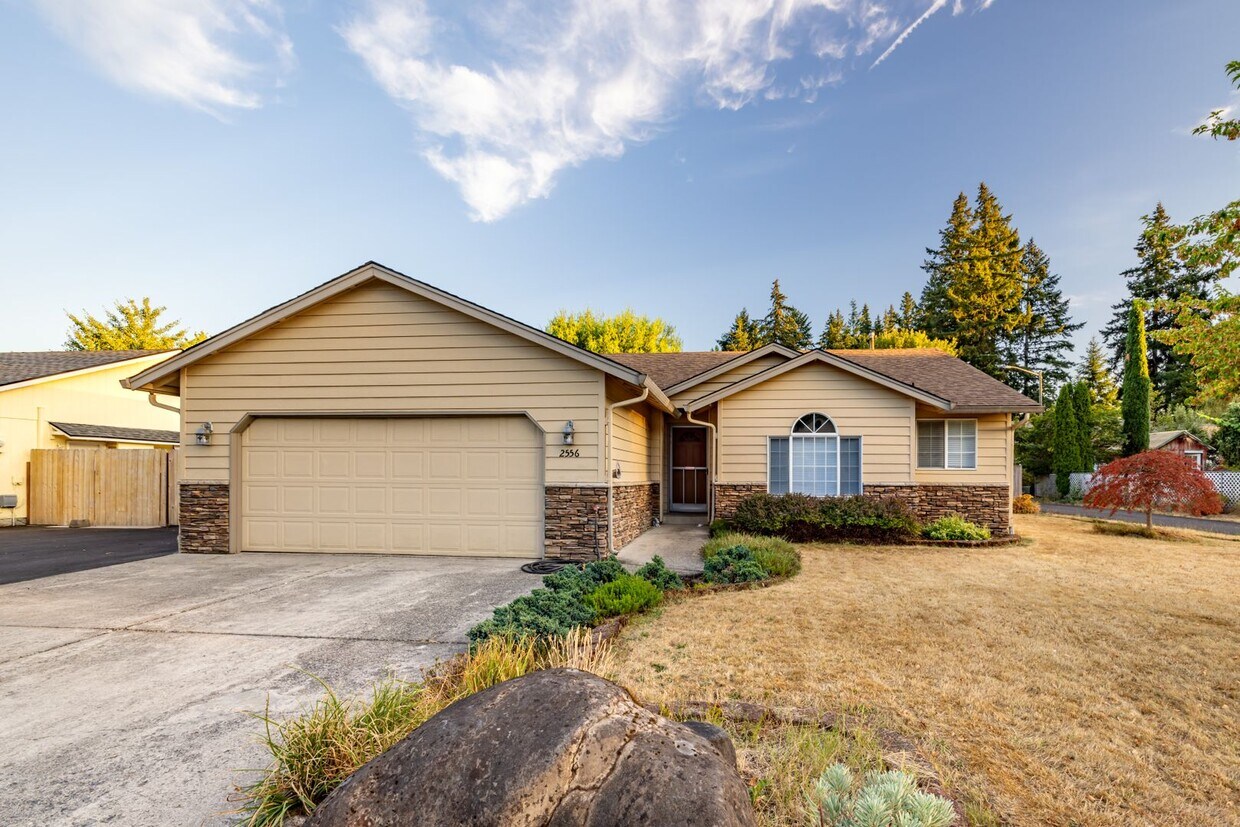 Primary Photo - One Level Ranch Home - Three Bedrooms - Wa...