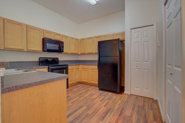 Foto del edificio - 7920 Merrill Rd