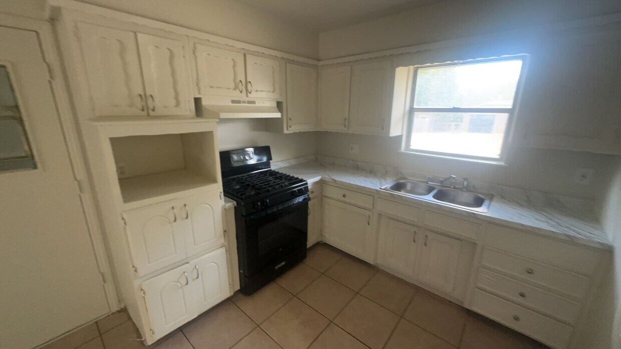 Building Photo - 1308 Hickory Ln