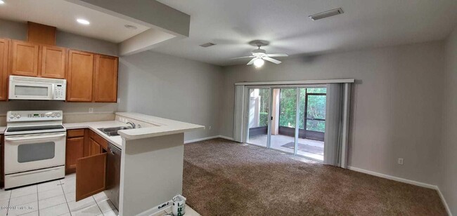 Building Photo - 5925 Pavilion Dr