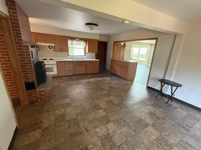 Building Photo - Country Comfort in Fort Atkinson