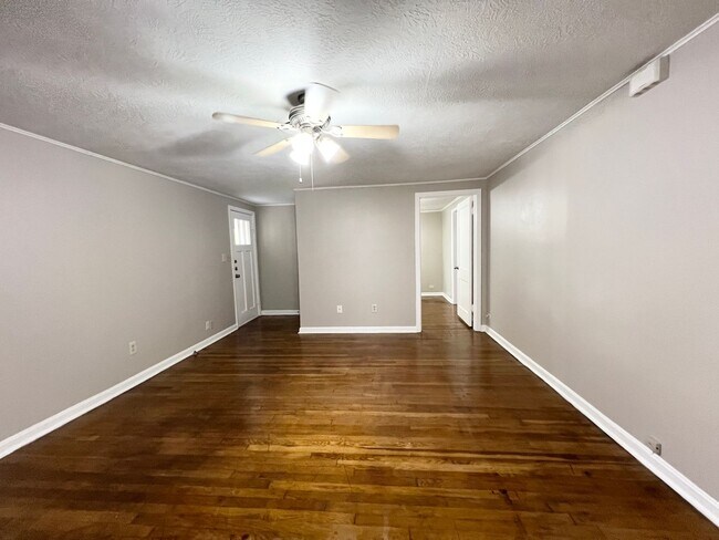 Building Photo - LIVE04