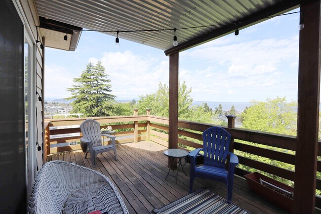 covered balcony - 5634 SW Admiral Way