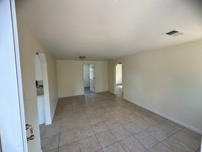Foto del edificio - 2261 Ithaca St