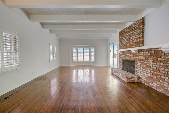 Building Photo - 134 S Carmelina Ave