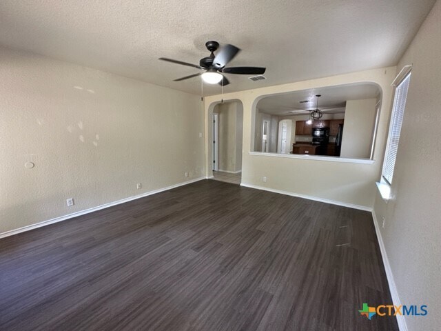 Foto del edificio - 221 Roadrunner Ave