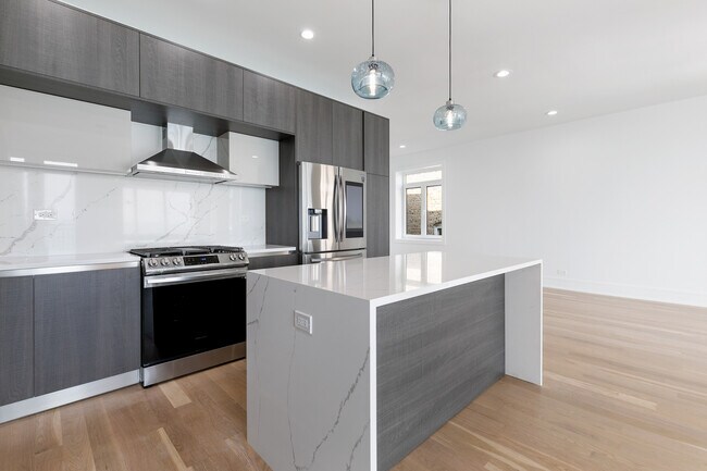 Foto del edificio - 7729 N Eastlake Terrace