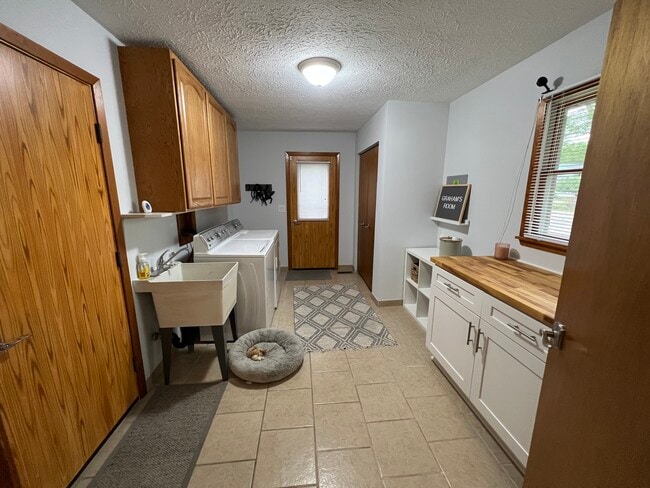 Building Photo - 612 Acorn Pl