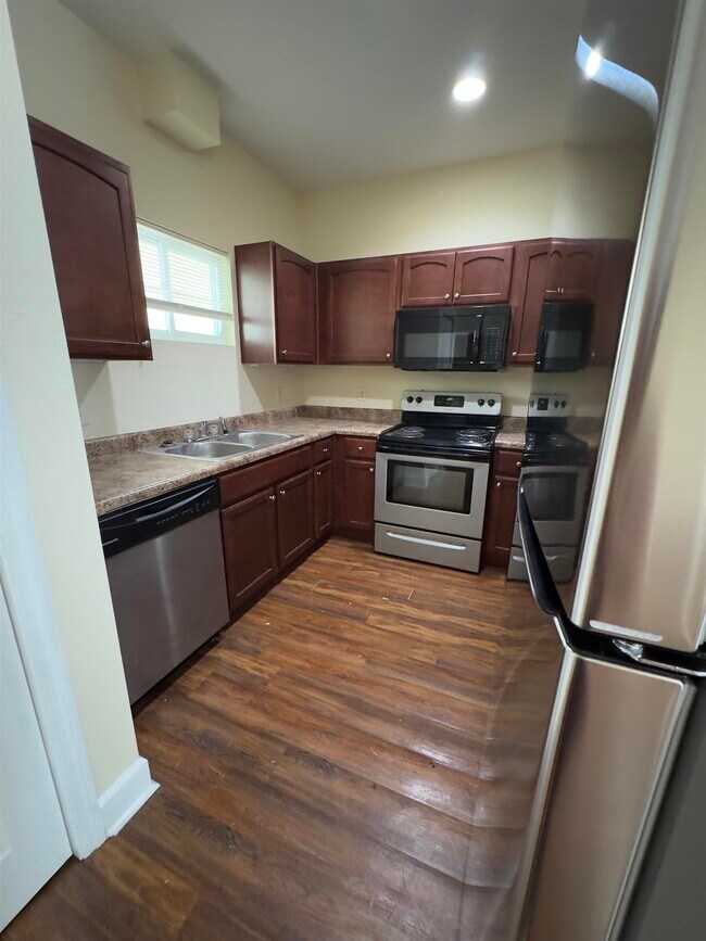 Building Photo - 1846 Belle Vue Way