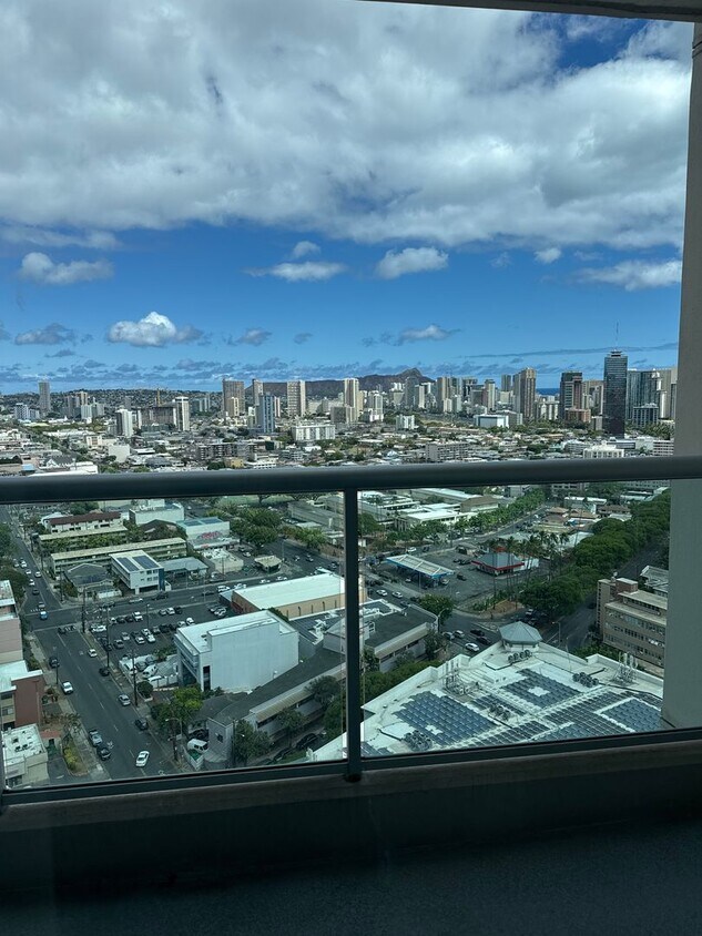 Foto principal - Conveniently located high floor 2 bedroom ...