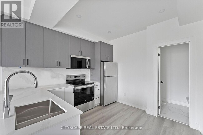 Building Photo - 587 Oakwood Ave