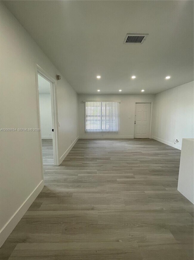 Foto del edificio - 10016 Winding Lake Rd