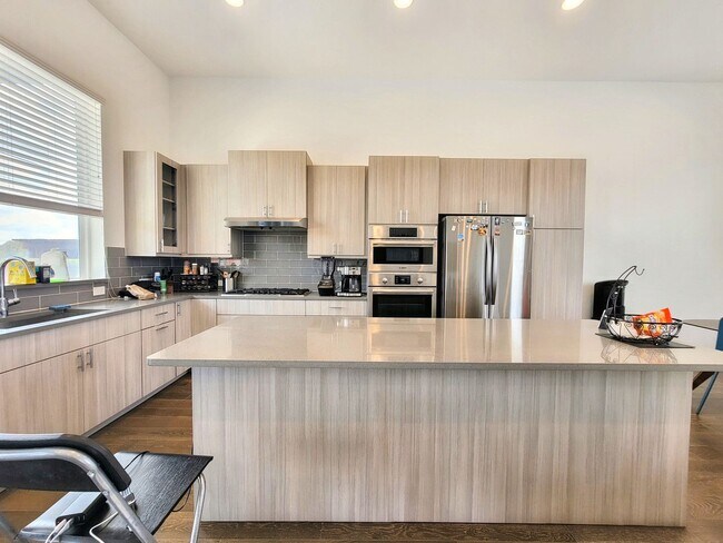 Foto del edificio - Spacious & Modern 3BR 2.5/BA Home with Lar...