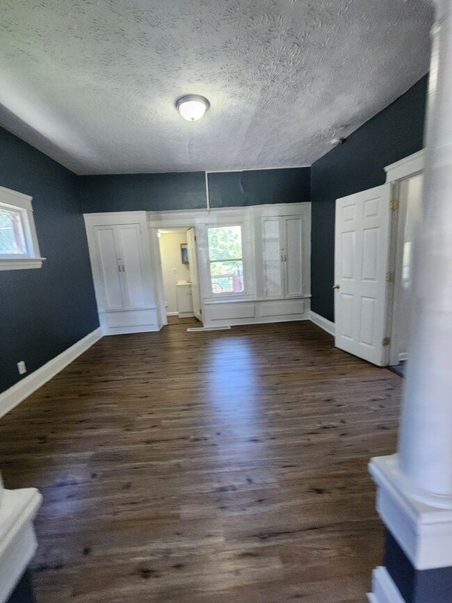 Building Photo - LARGE 4 Bedroom Home For Rent
