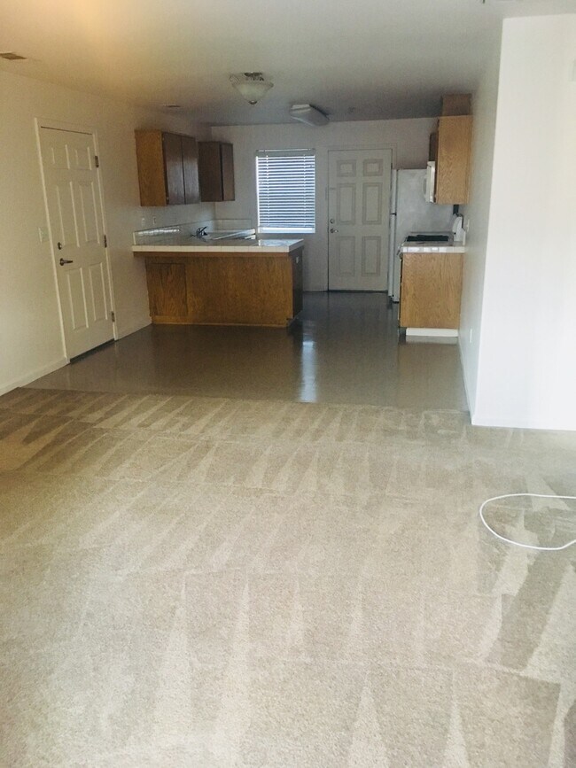 Building Photo - Spacious Apartment!!!