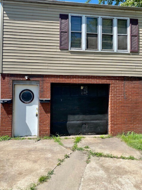 Main entrance - 2423 Lincoln Ave