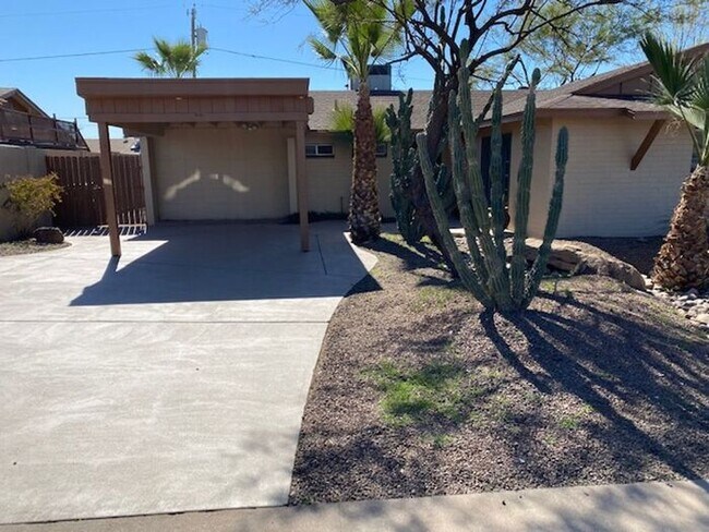 Foto del edificio - TOTAL BEAUTIFUL REMODEL INSIDE AND OUT! GO...