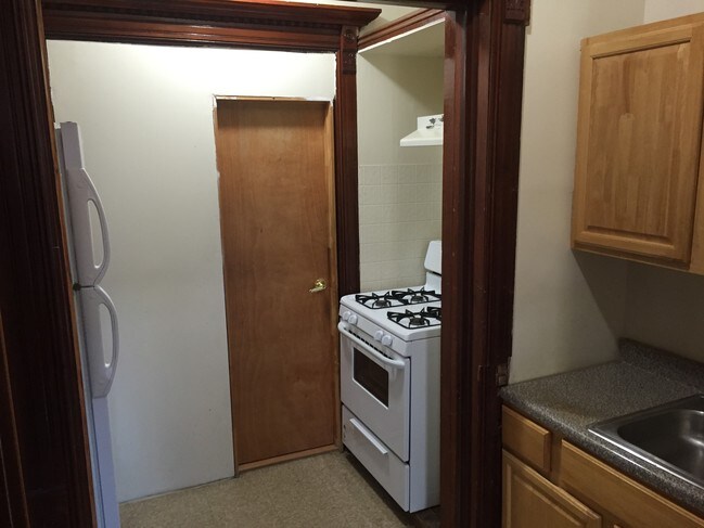 small kitchen - 657 Jefferson Ave