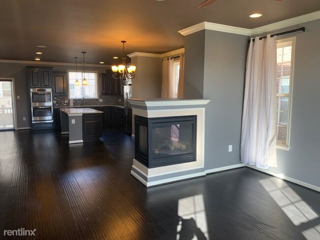 Building Photo - 4 br, 3.5 bath Townhome - 10271 Hastings Dr