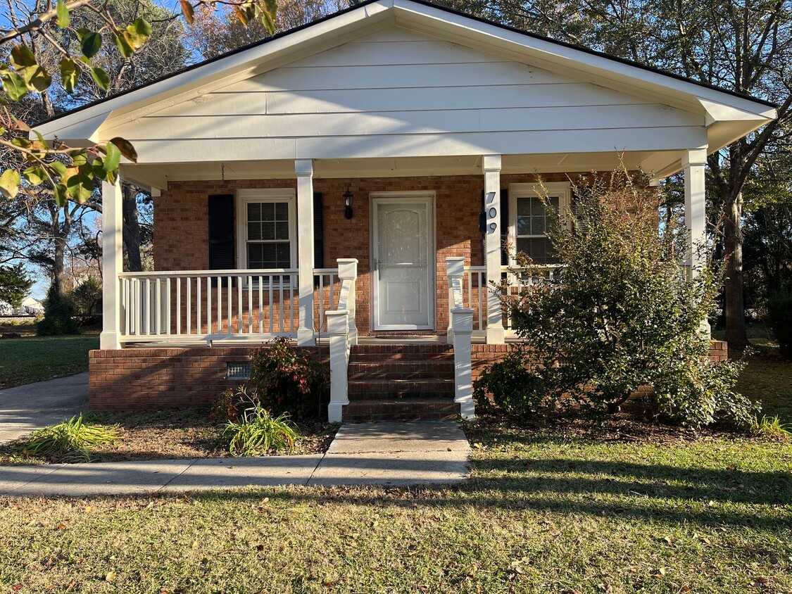 Foto principal - Quaint 3 Bedroom Brick Ranch, Available Now!