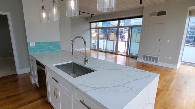 Foto del edificio - 630 N Franklin St