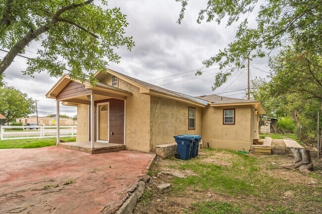 Foto del edificio - For Lease – 2 Bedroom, 1 Bath Corner Home in Kerrville, TX