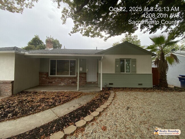 Foto del edificio - Bright & Cheery Three Bedroom Home With No Carpeting