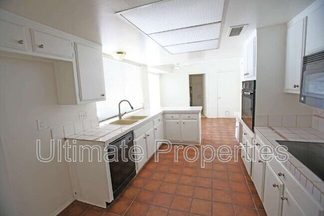 Building Photo - 8702 E Sells Dr