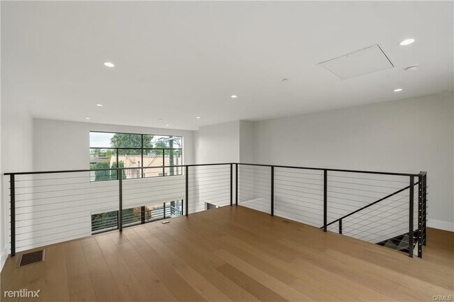 Building Photo - 3 br, 3.5 bath House - 5016 1/2 Rosewood Ave