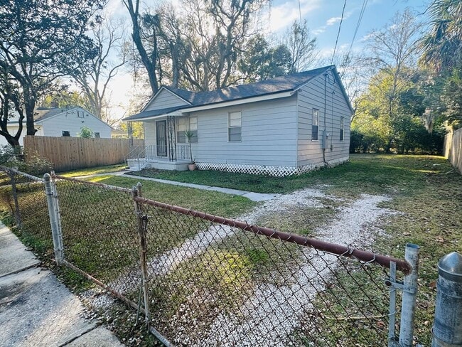 Building Photo - 3146 2nd St Cir