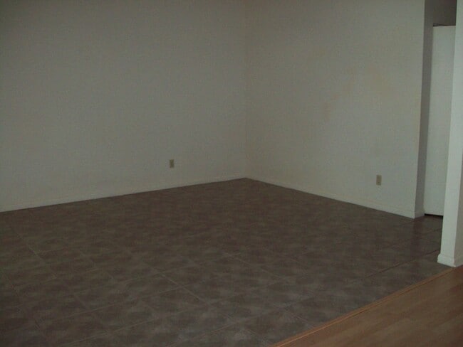 Building Photo - 670 SE 28th Pl