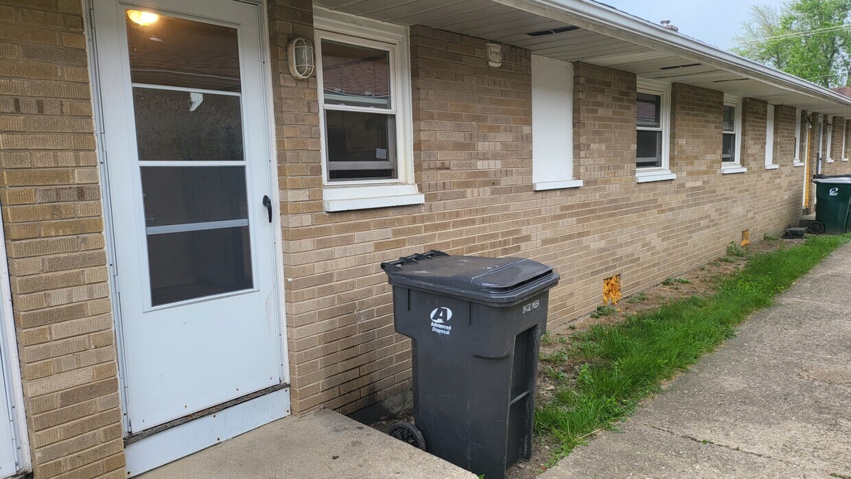 2317 Salem Blvd, Zion, IL 60099 Apartments in Zion, IL