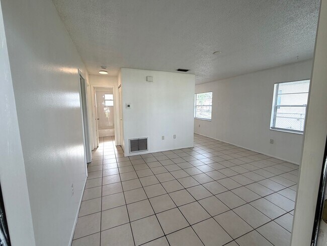 Foto del edificio - 4019-4023 60th Street West