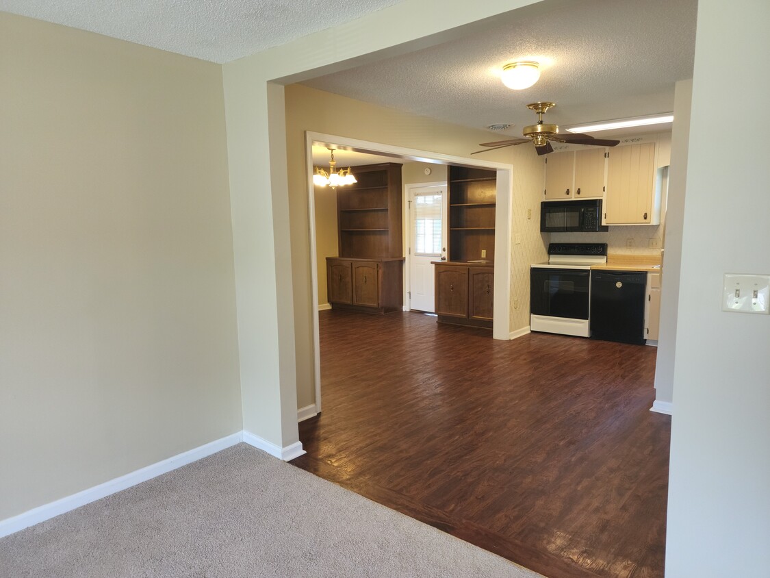 Foto principal - 6067 W Donnagail Dr