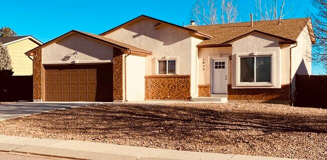 Jardín delantero y entrada para vehículos - 3955 Glenhurst St