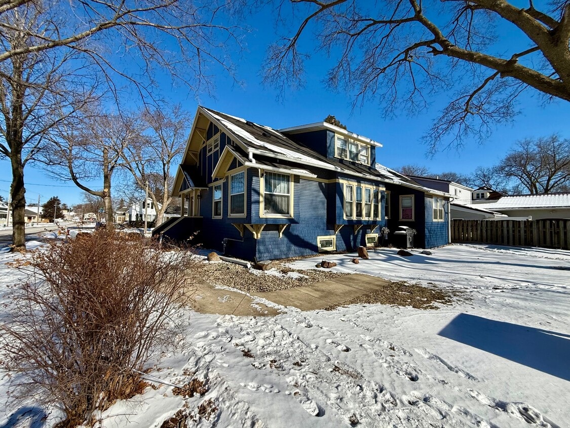Building Photo - 422 5th St NW