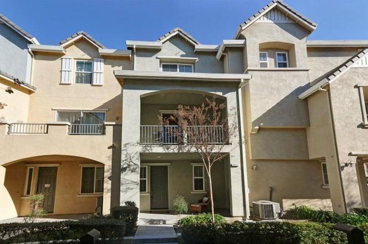 Foto principal - Beautiful Contemporary 3BR/3BA Tri Level T...