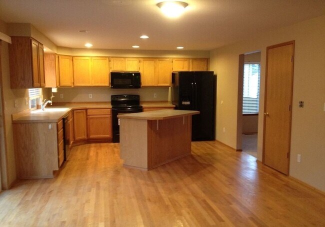 Foto del edificio - 3 bedroom 2.5 bathroom home with Large bac...
