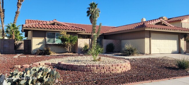 Building Photo - Gorgeous 3bed / 2bath home nestled in a gr...
