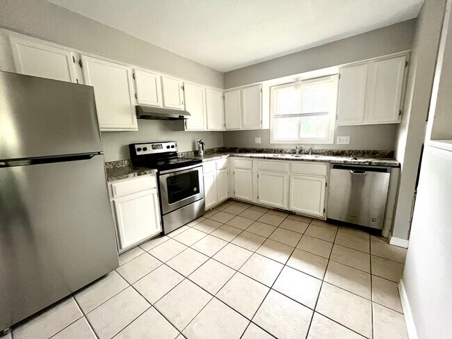 large open-concept kitchen - 502 Sunnyside Ln