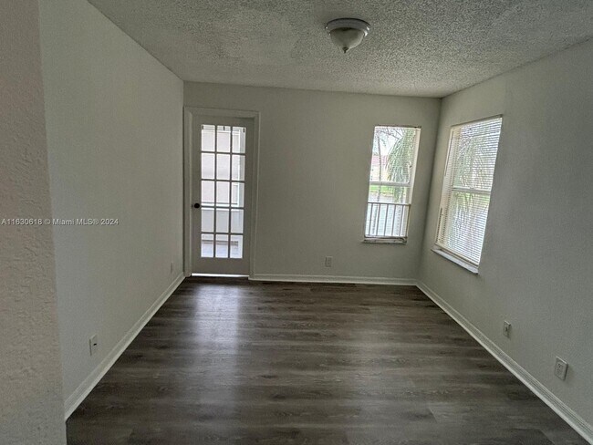 Building Photo - 701 Vista Isles Dr