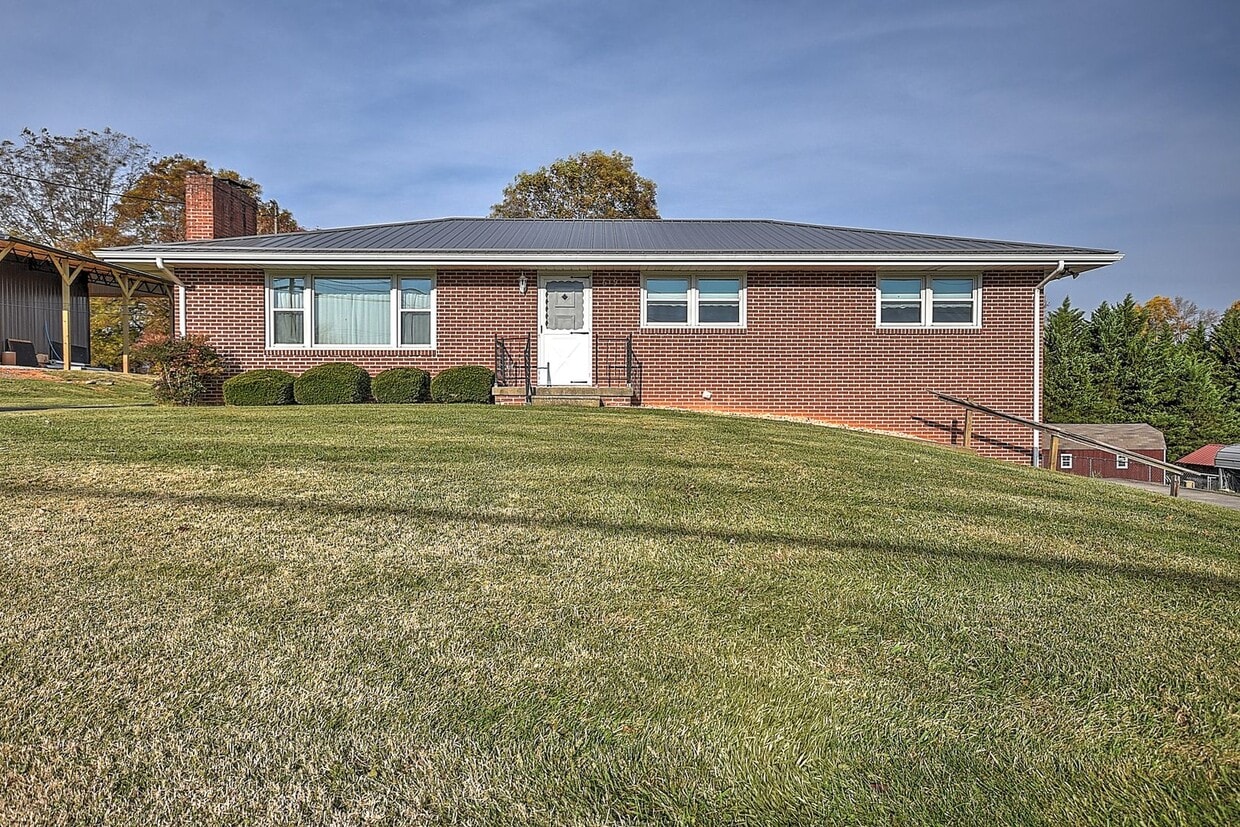 Foto principal - 3 Bedroom / 2 Bath Brick Home with drive under garage